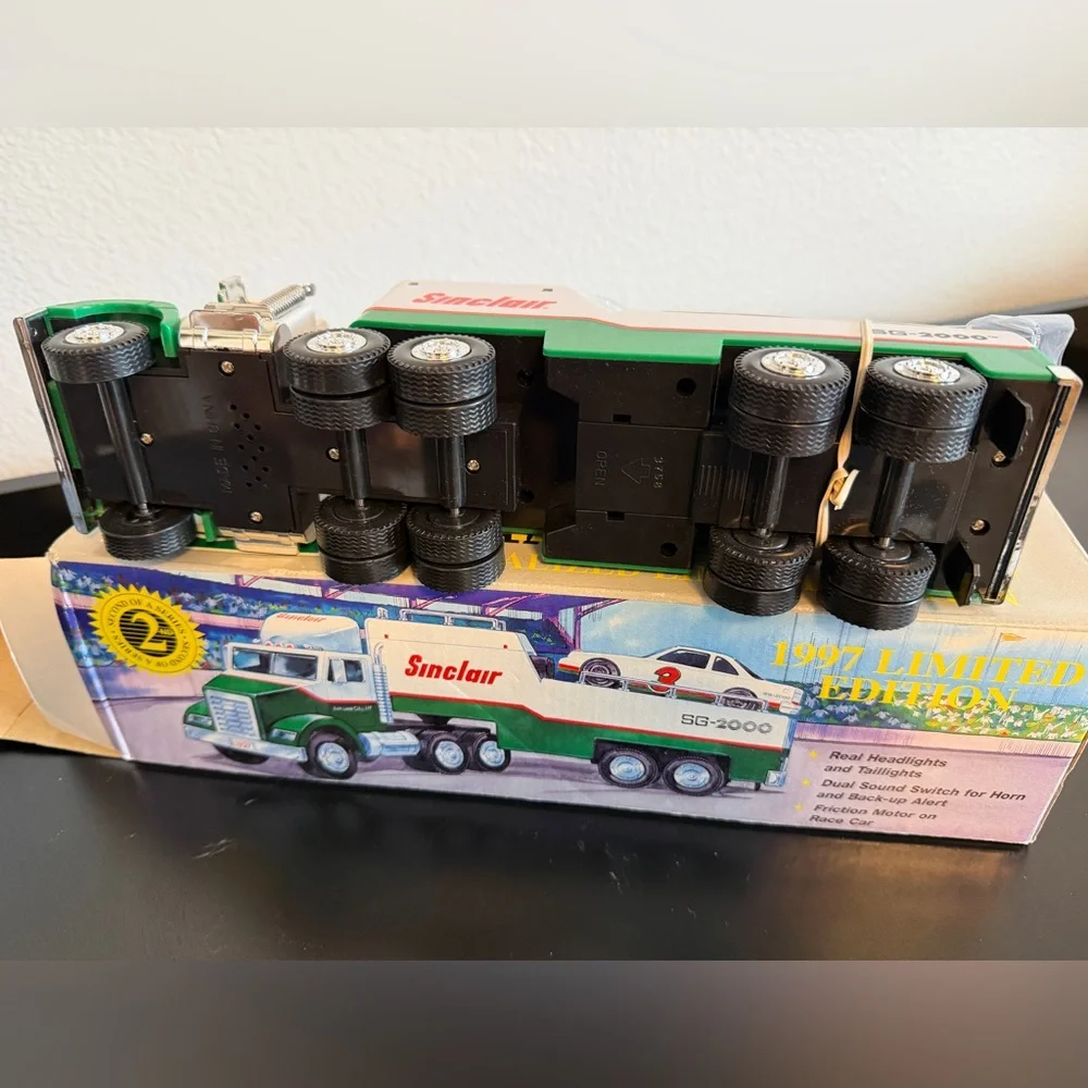 Sinclair SG-2000 Toy Truck and Race Car - Green and White